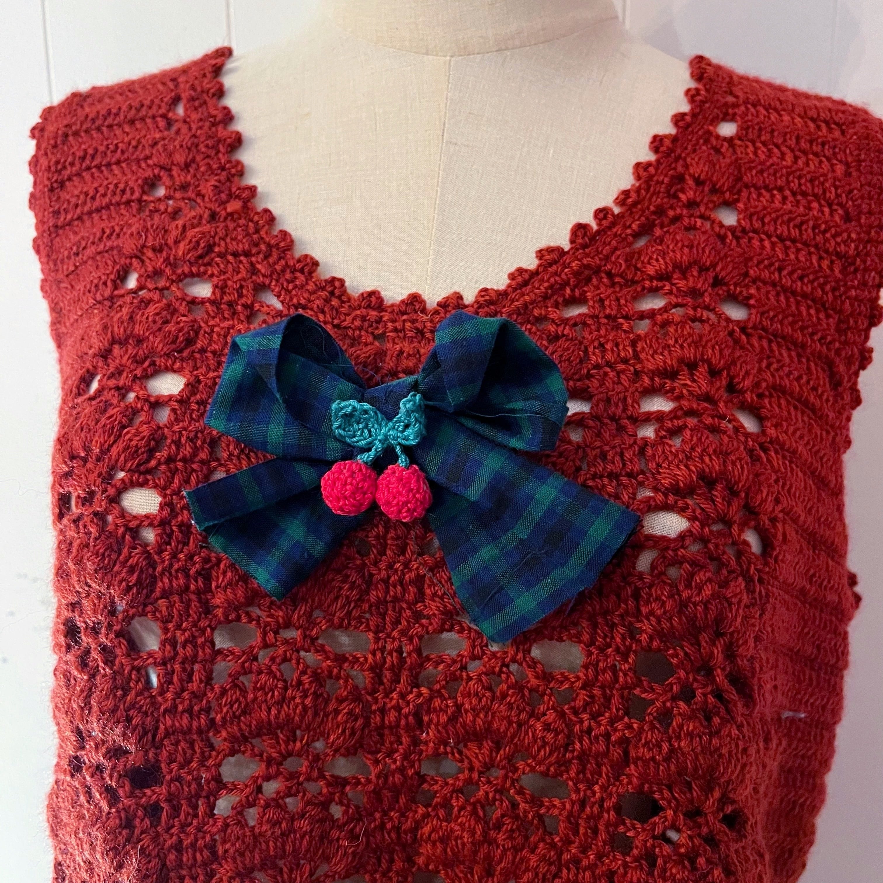 cherry brooch bordeaux crochet vest