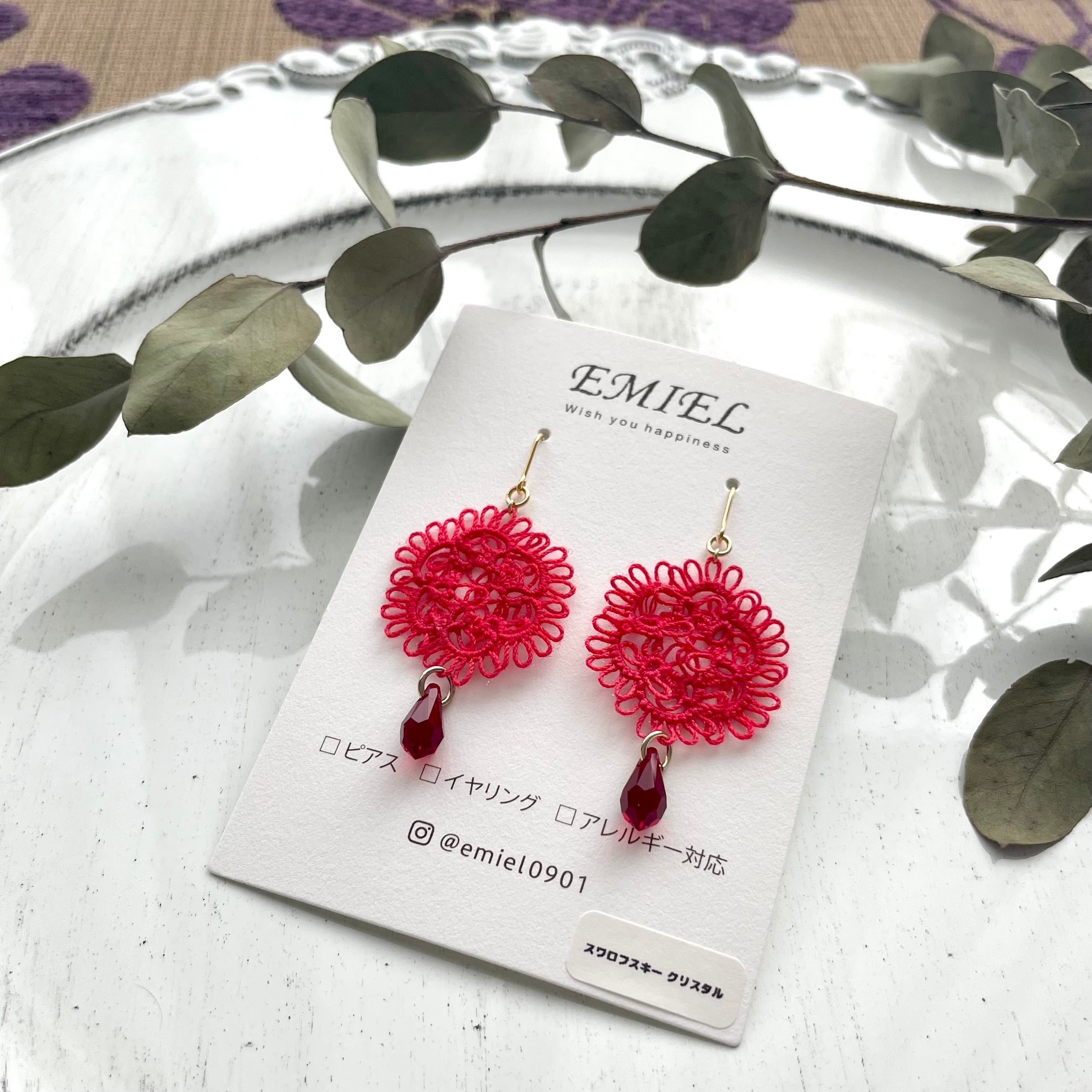 お花モチーフ＊赤色レース×シャムのピアス・イヤリング | EMIEL 〜luire〜