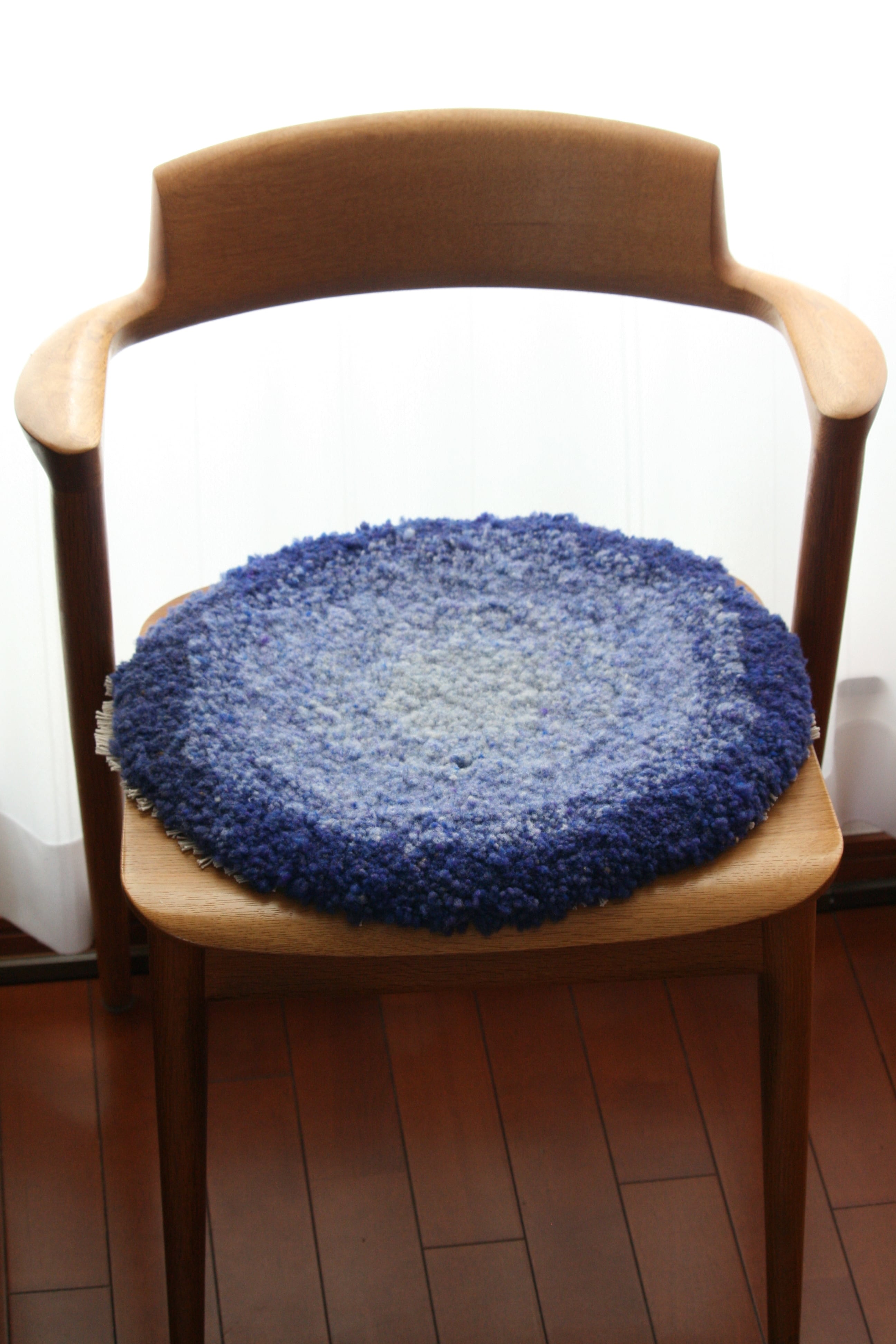 ノッティングチェアマット ホームスパン（手紡ぎ手織り）花菖蒲