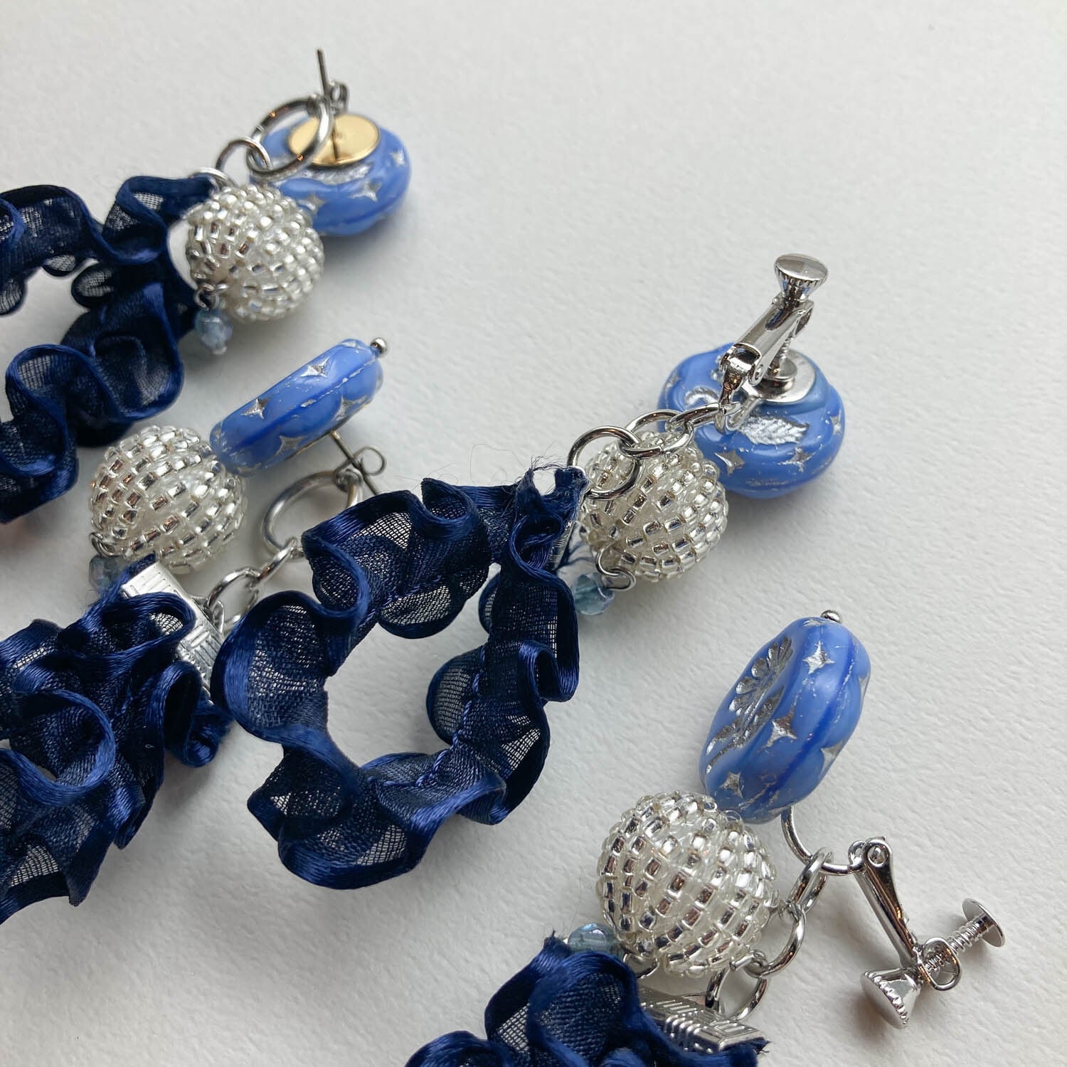 お花チェコビーズとプリプリリボンフープの〈ピアス/イヤリング