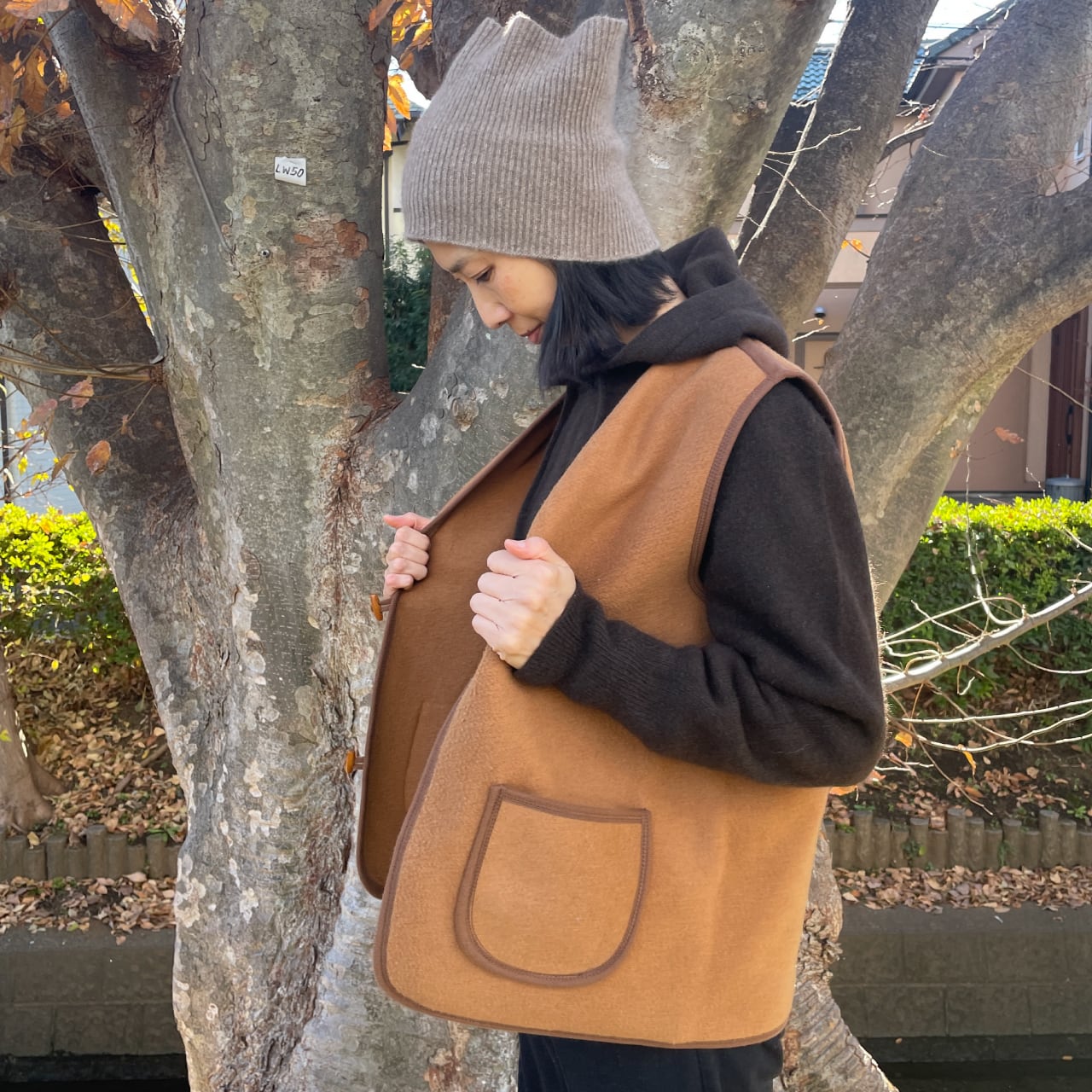 らくだのベスト | 空飛ぶ羊 BASE webshop｜モンゴルのあたたかい靴下と