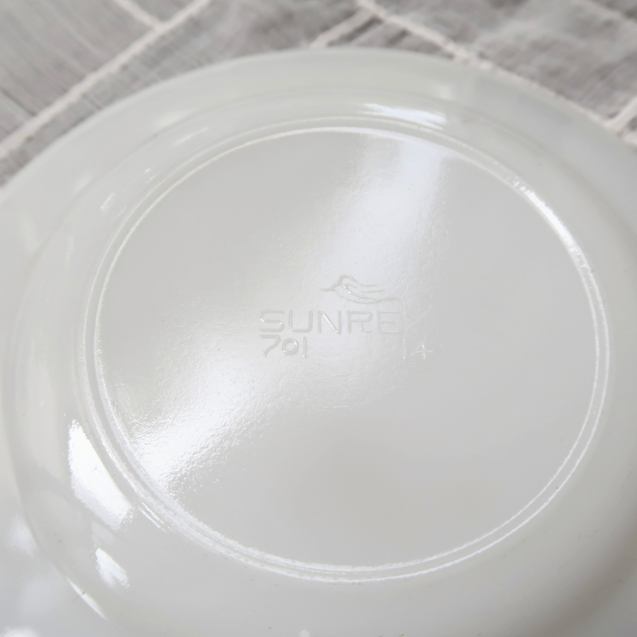 練乳のような白いプレート