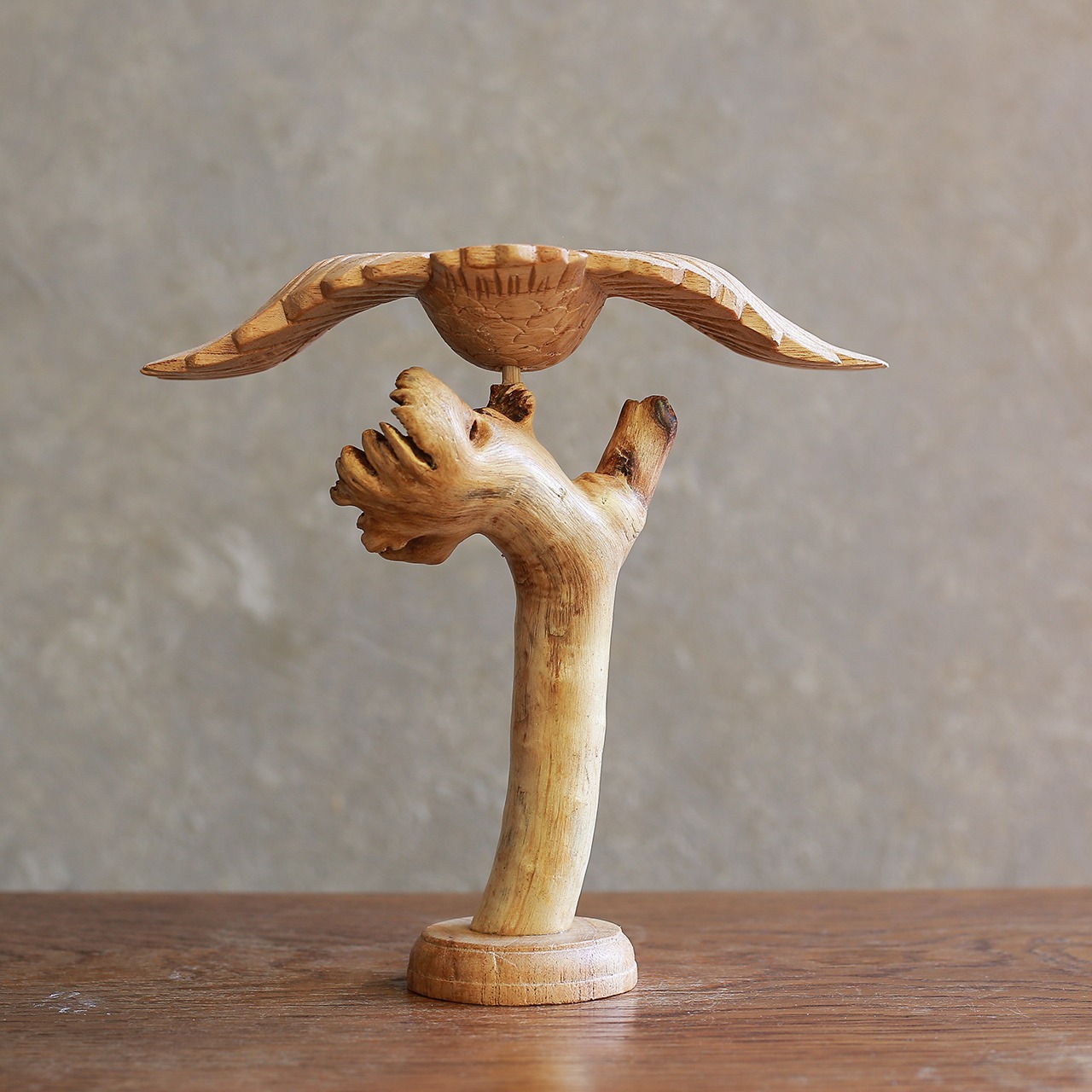 優雅に飛び立つ、木彫りのフクロウ