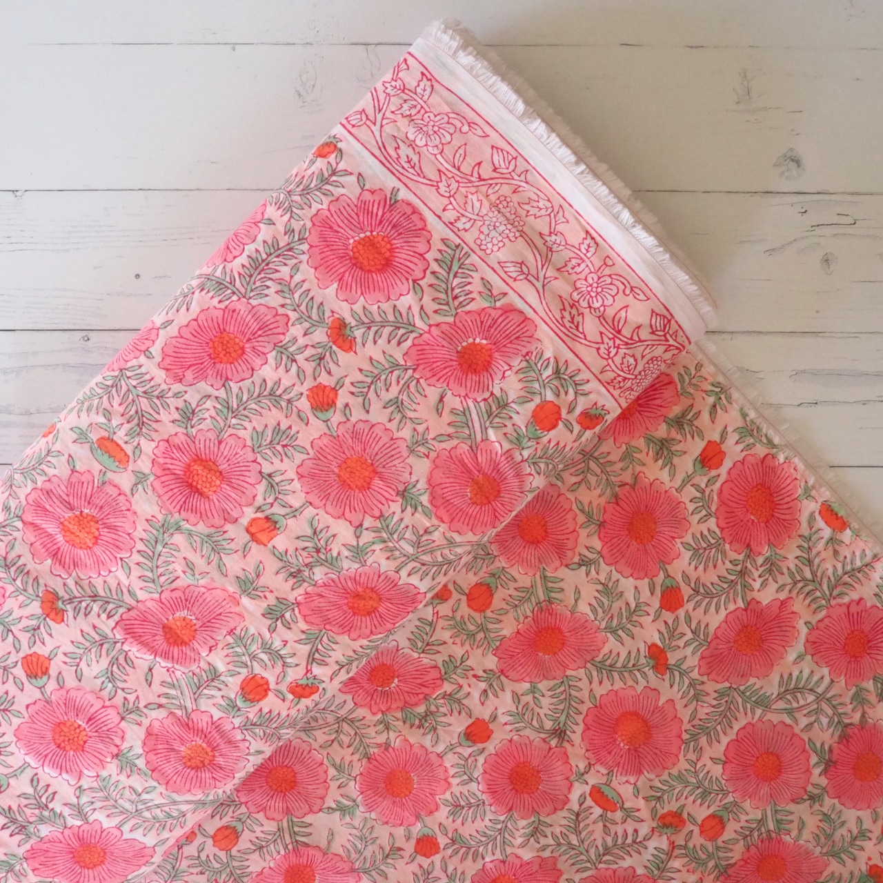 ブロックプリント生地【50cm単位】インド綿 片耳ボーダー付き 花柄 コーラルピンク #38776-PK4