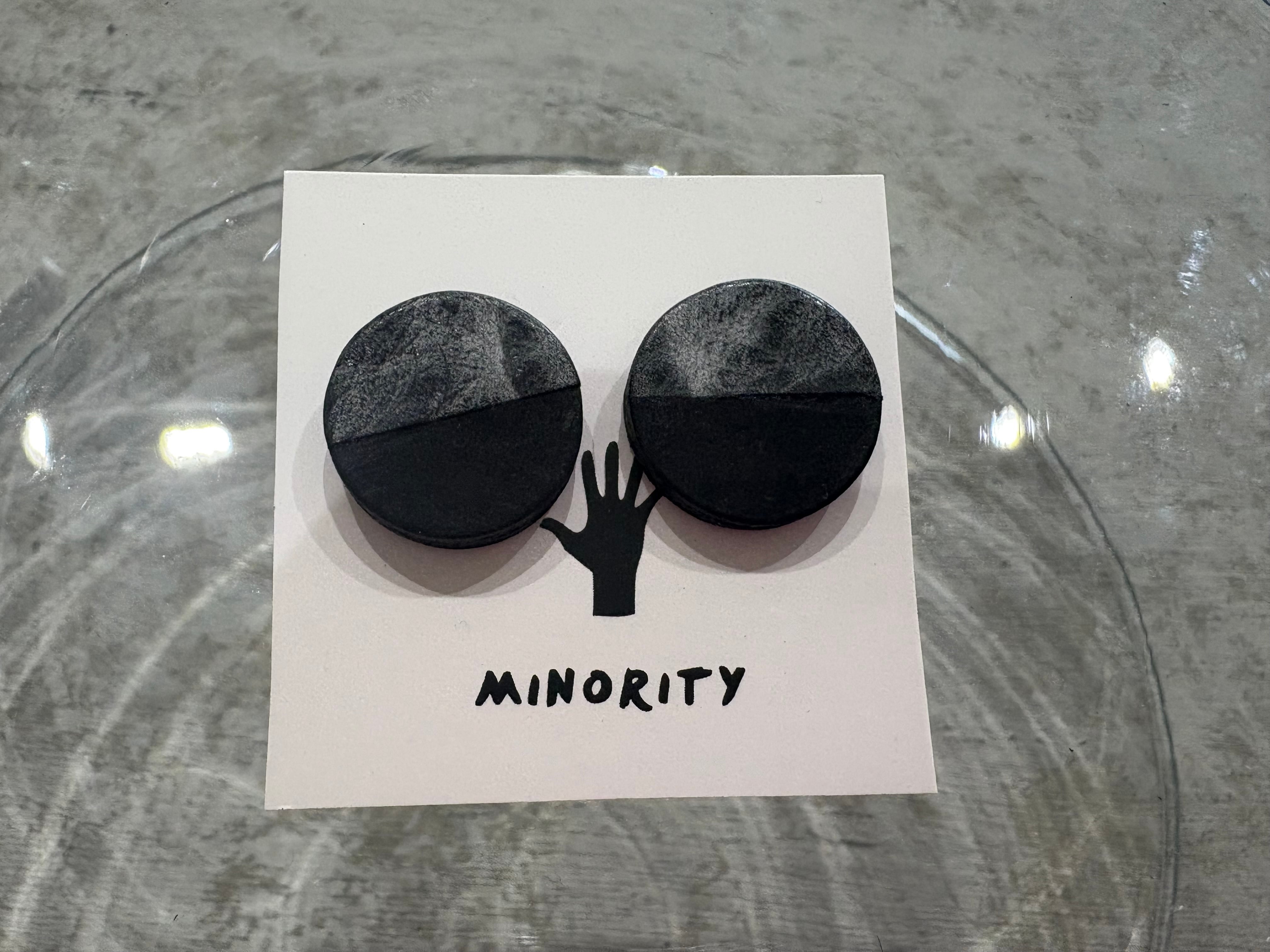 accessory | minority