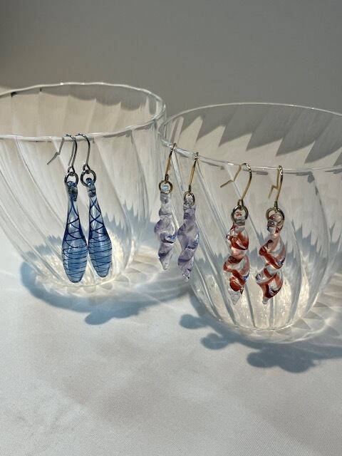 京都・佳耀工房|ボロシリケイトガラスのピアス「ブルー・パープル・レッド」(送料無料)タイプA 夏にぴったり
