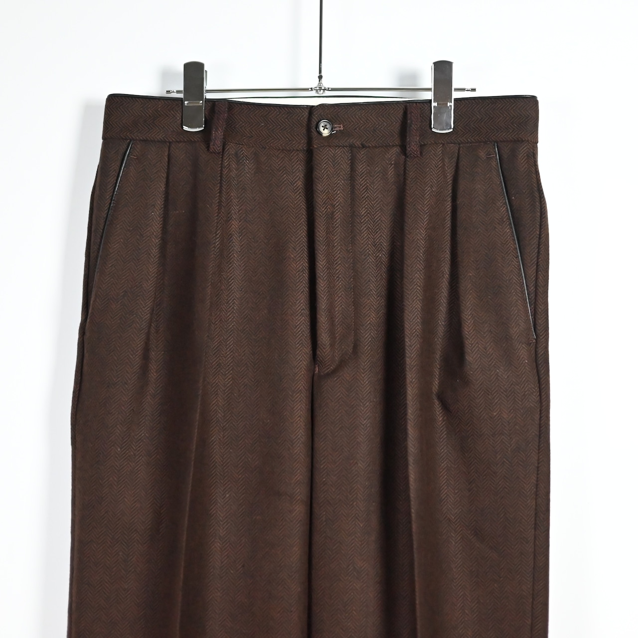 INTERIM / INDIA WOOL CLASSIC HERRINGBONE WITH LEATHER PIPING 2-TUCK STRAIGHT SLACKS