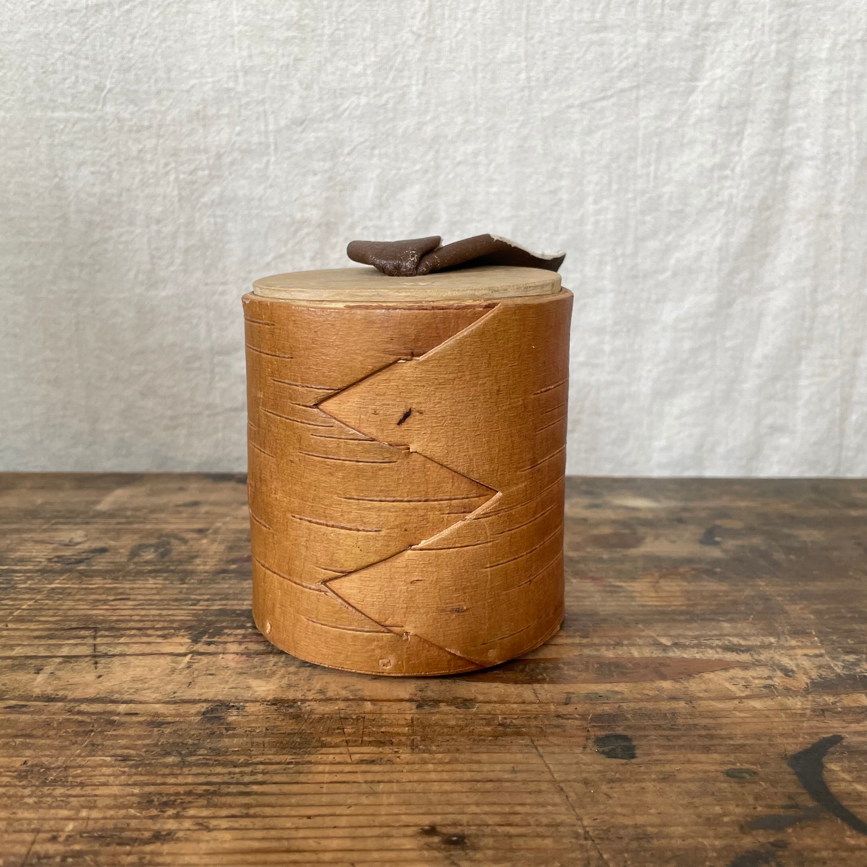 円柱型の白樺の樹皮の入れ物