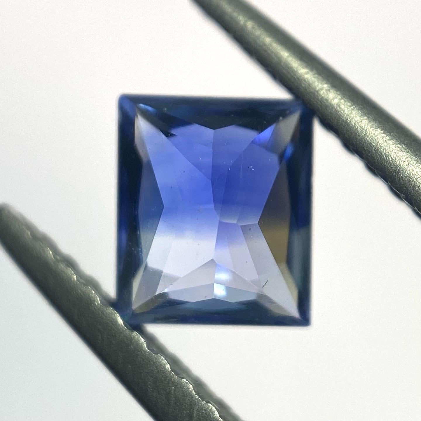 潔いバイカラーサファイア