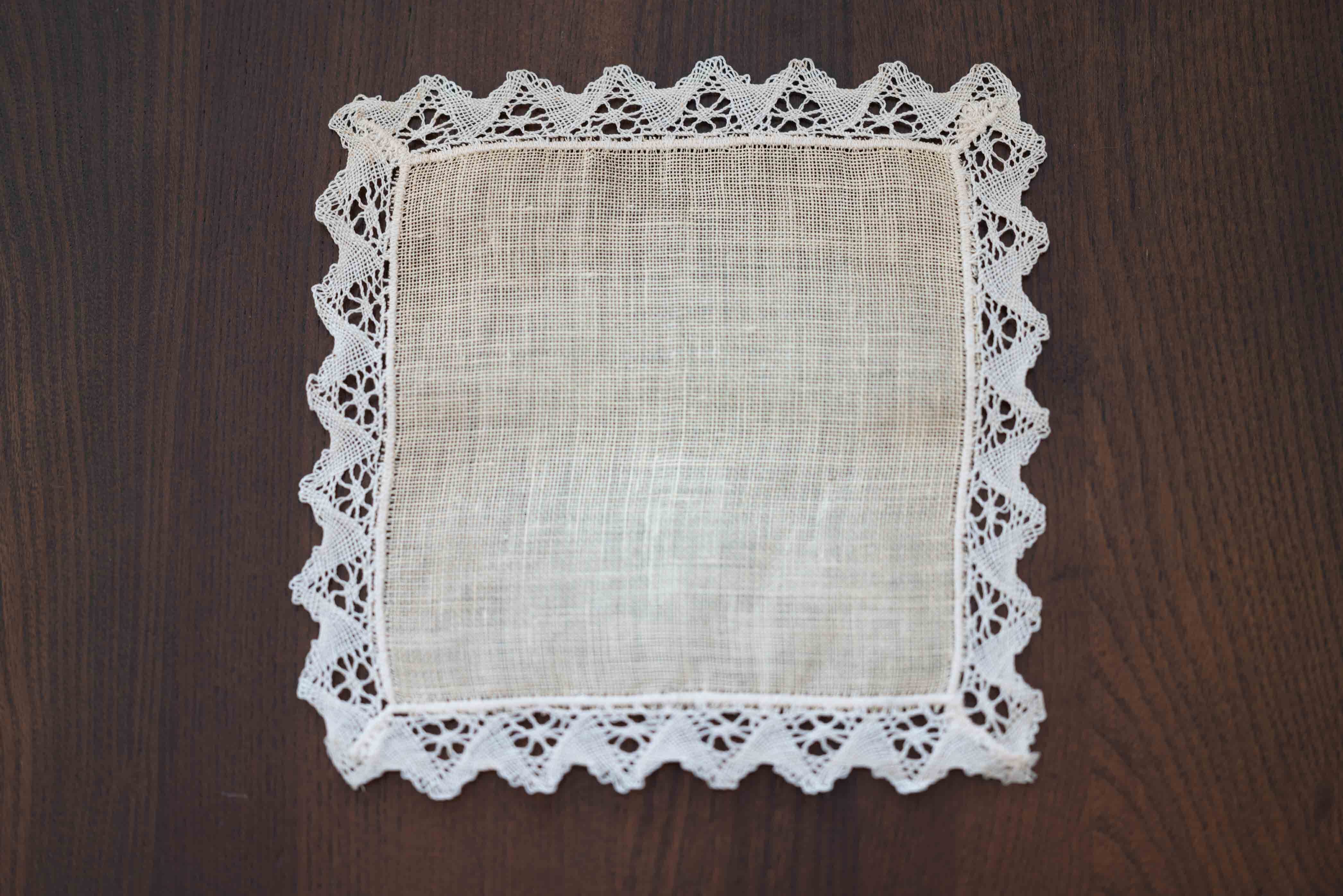ミニサイズのテーブルクロス カフェオレボウルと相性抜群です! 機械刺繍 麻製品 北欧仕入れです