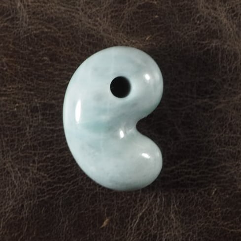 糸魚川翡翠 希少色 大所産 青翡翠 勾玉 15.1g Itoigawa Blue Jadeite