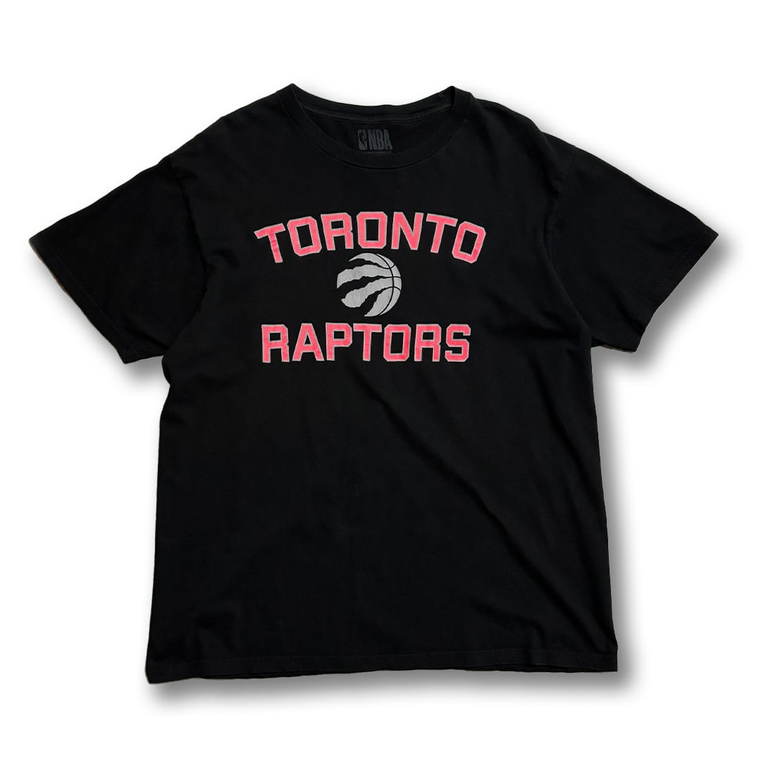 8SM2 トロント・ラプターズ　NBA Tシャツ　赤　S 古着used GILDAN NBA トロント・ラプターズ Twizzlers コラボ 企業ロゴ