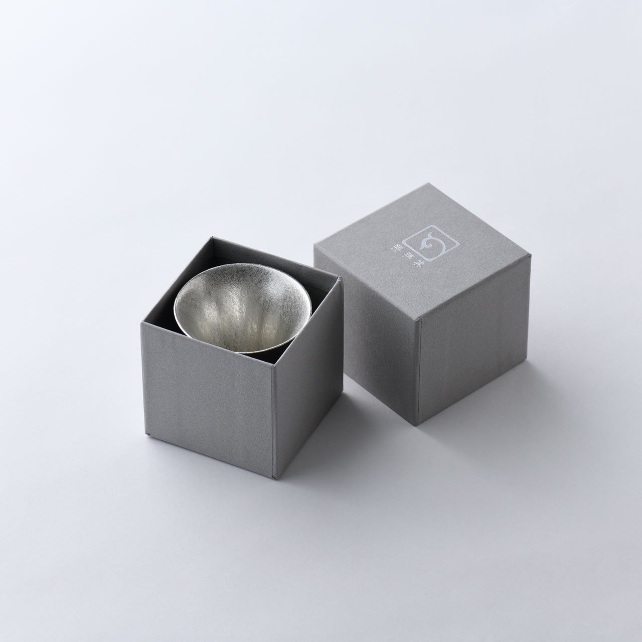 錫製酒器》鋳錫 吉祥紋酒器 梅紋ぐい呑み（ラッパ型）｜銀雅堂 | 生活