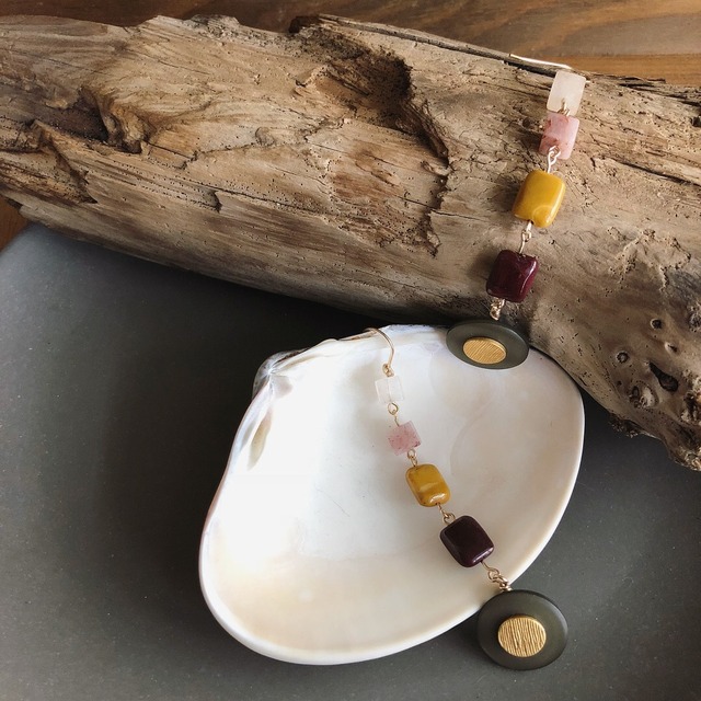 アンティークボタンとオータムカラーストーンのピアス