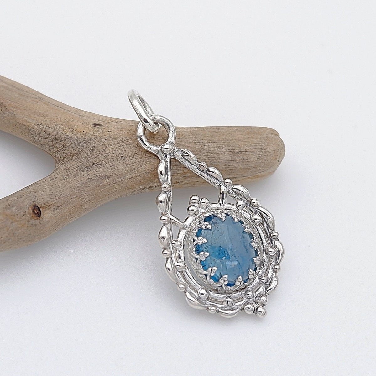 シーグリーンカイヤナイトのデザインペンダント ～蒼雨の追憶～ 天然石