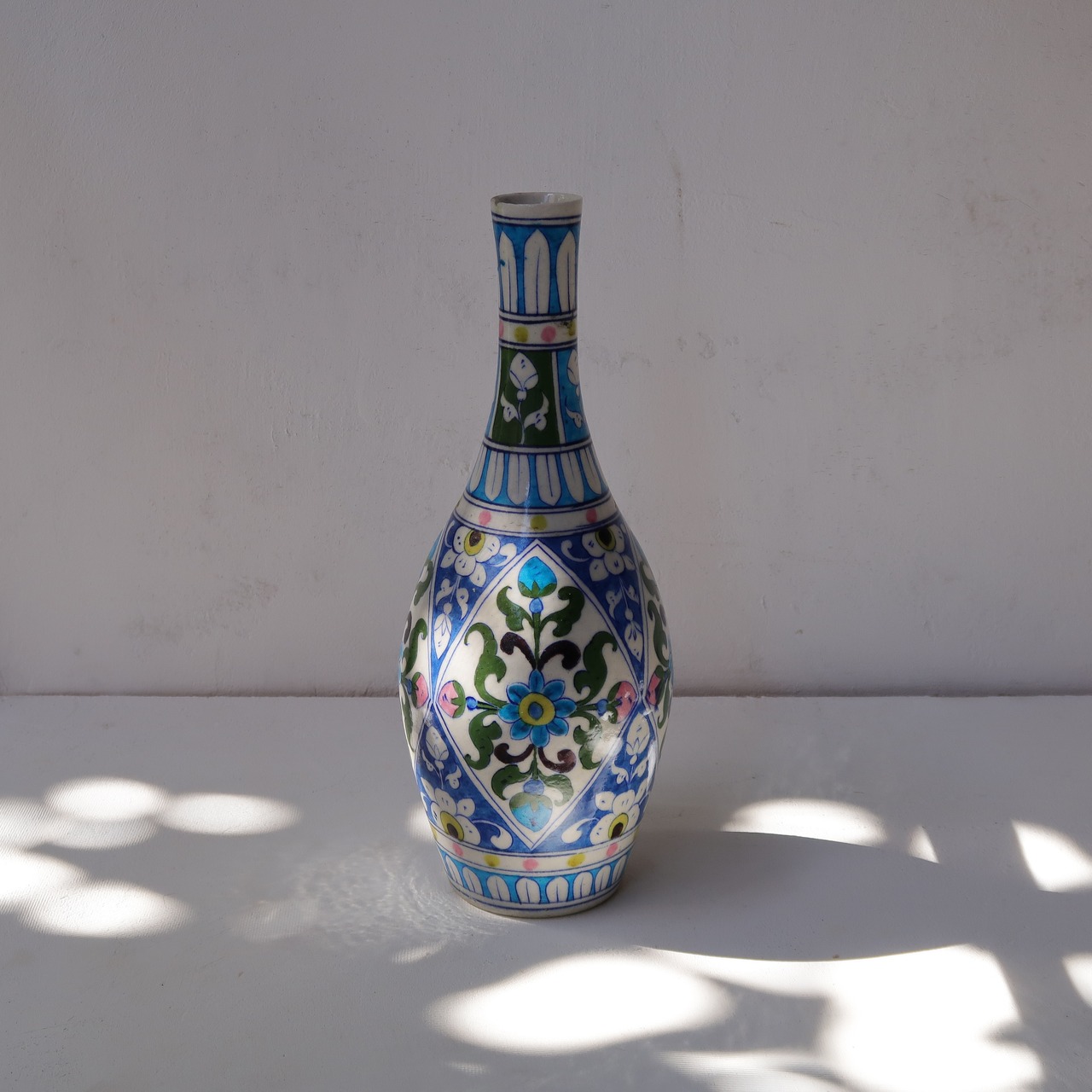 インドのブルーの花瓶