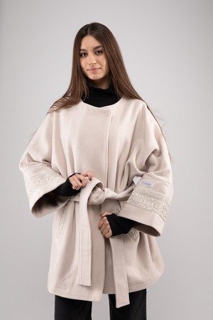 ウクライナ産プレミアムウール100%ジャケットコート（白）平行縫い　シルク手刺繍