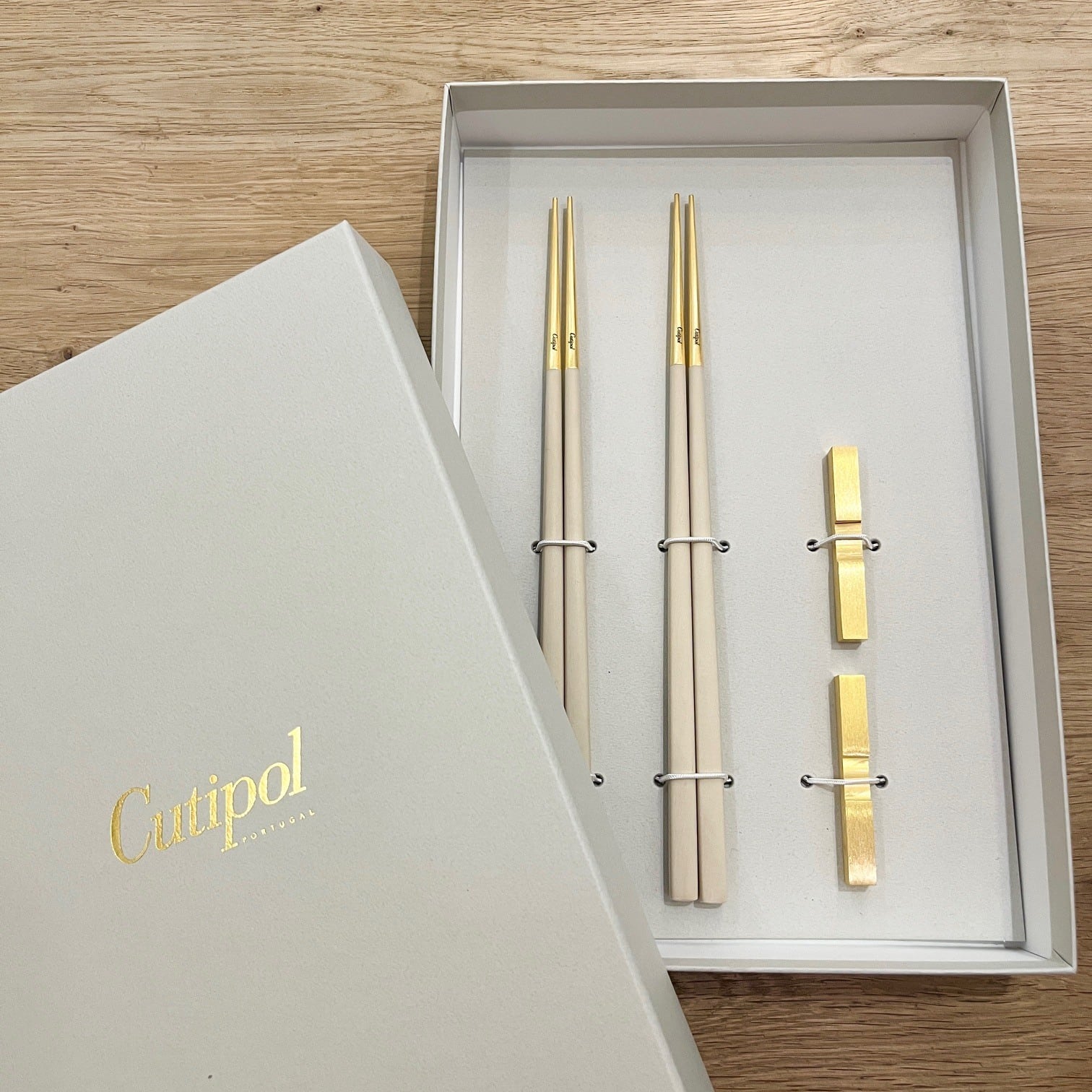 【新品開封済】上品に輝くアイボリー×ゴールド♡CutipolクチポールKube箸 cutipol クチポール お箸 ギフトセット KUBE アイボリーゴールド 正規