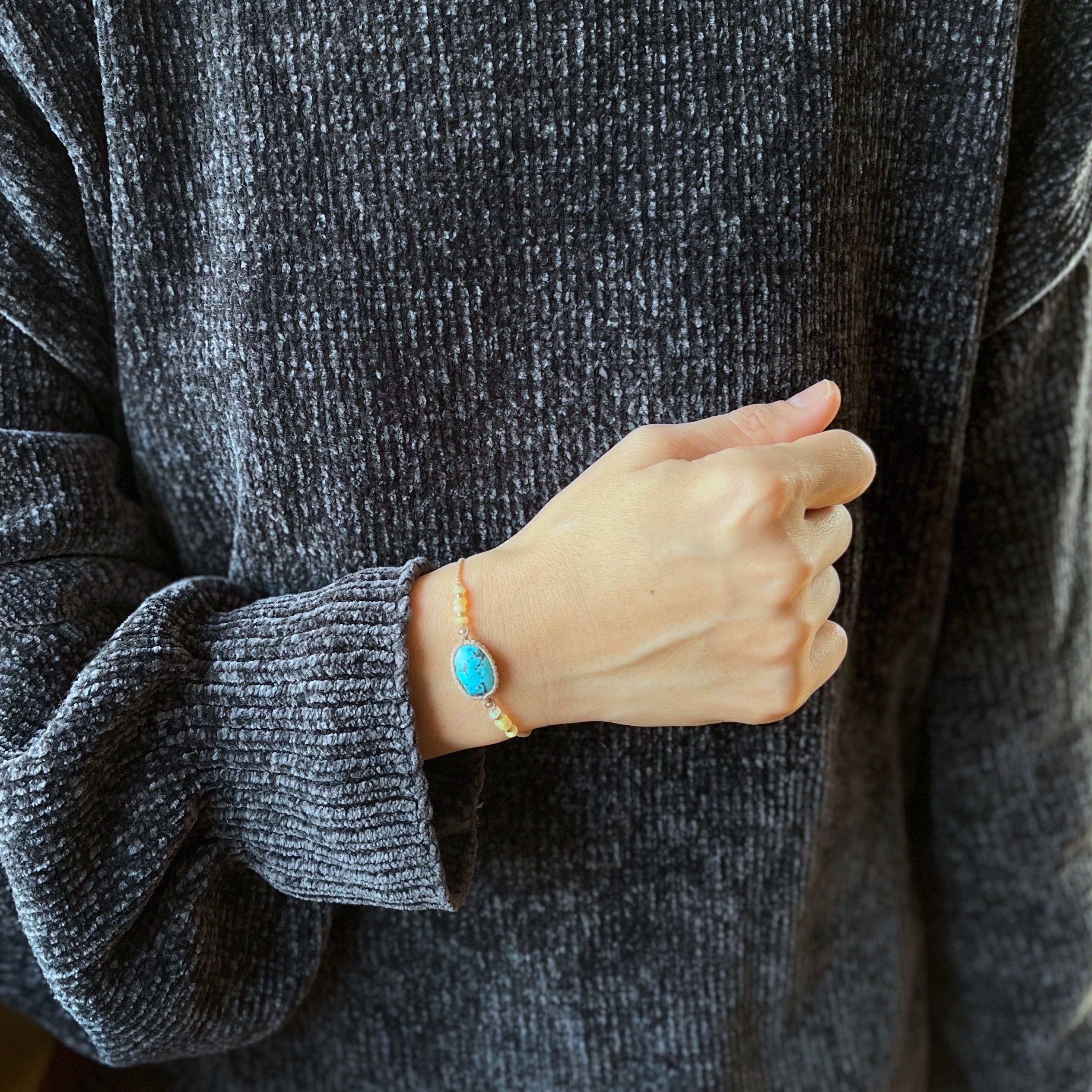ターコイズのマクラメ編み 天然石ブレスレット | SHANTi WALA