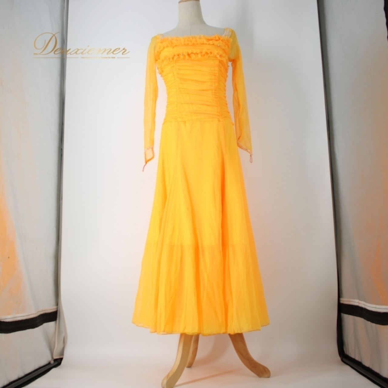 社交ダンス 衣装 スタンダード ドレス ワンピース パーティドレス イエロー系 オレンジ系 ビジュー レース フリル ラインストーン 長袖 派手 フレッシュ 多機能 伸縮性 高品質 シルエット 二重スカート 日本製 彩り 輝き おしゃれ ダンスパーティー 着心地 目立つ