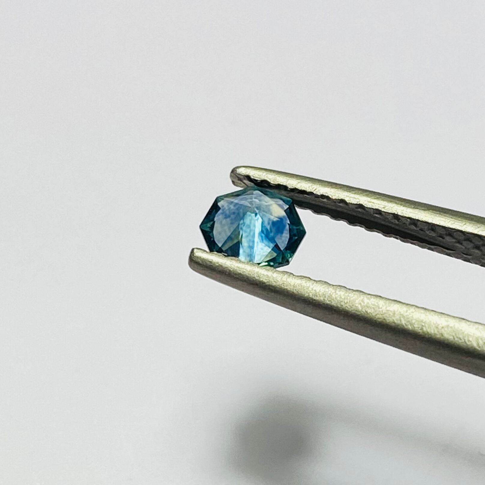 混ざり合ったテールブルーグラデが素敵なモンタナサファイア