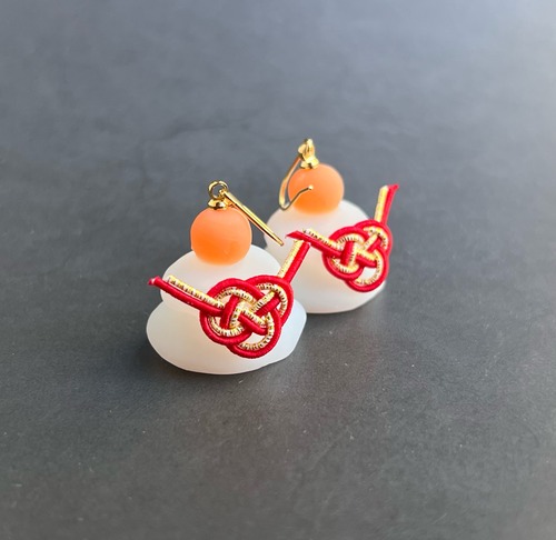 お正月にぴったり！小さなミニチュア鏡餅ピアス イヤリング かがみもち　和装アクセサリー