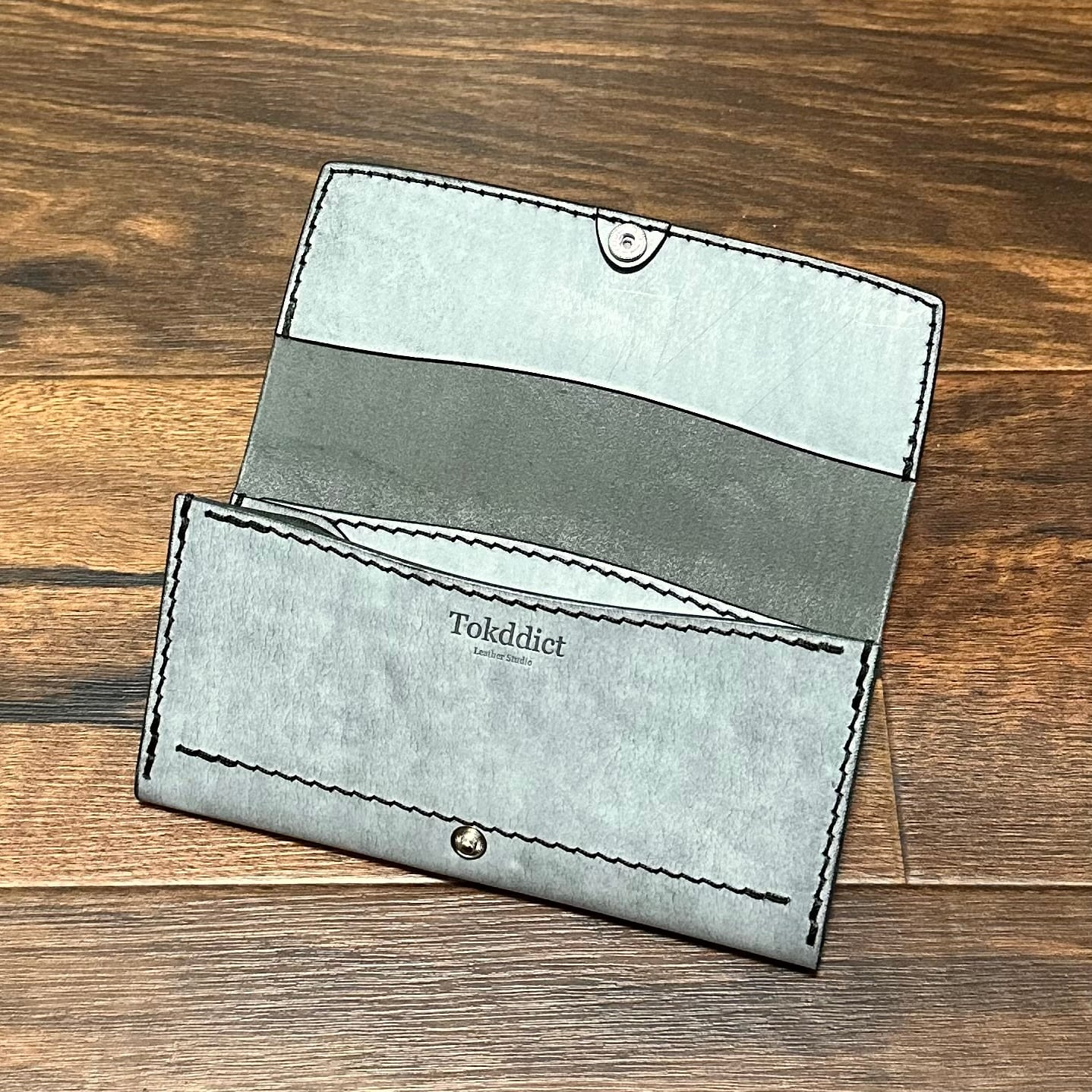 ブラックです】ほぼ1万円札サイズの中身にアクセスしやすい薄めの長