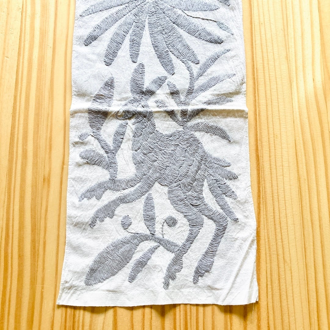 新品＊テーブルランナー＊グレー系＊オトミ刺繍＊メキシコ雑貨＊キッチン＊インテリア 新品＊テーブルランナー＊グレー系＊オトミ刺繍＊メキシコ雑貨