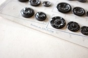 フランス 1900s 幾何学の黒花とgalalithe製ボタンの見本シート アンティーク