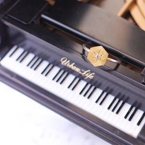 ヴィンテージスタインウェイピアノのパーツを使った彫留めのヘキサゴンリング S-022  Vintage steinway Piano capstan ring with White CZ