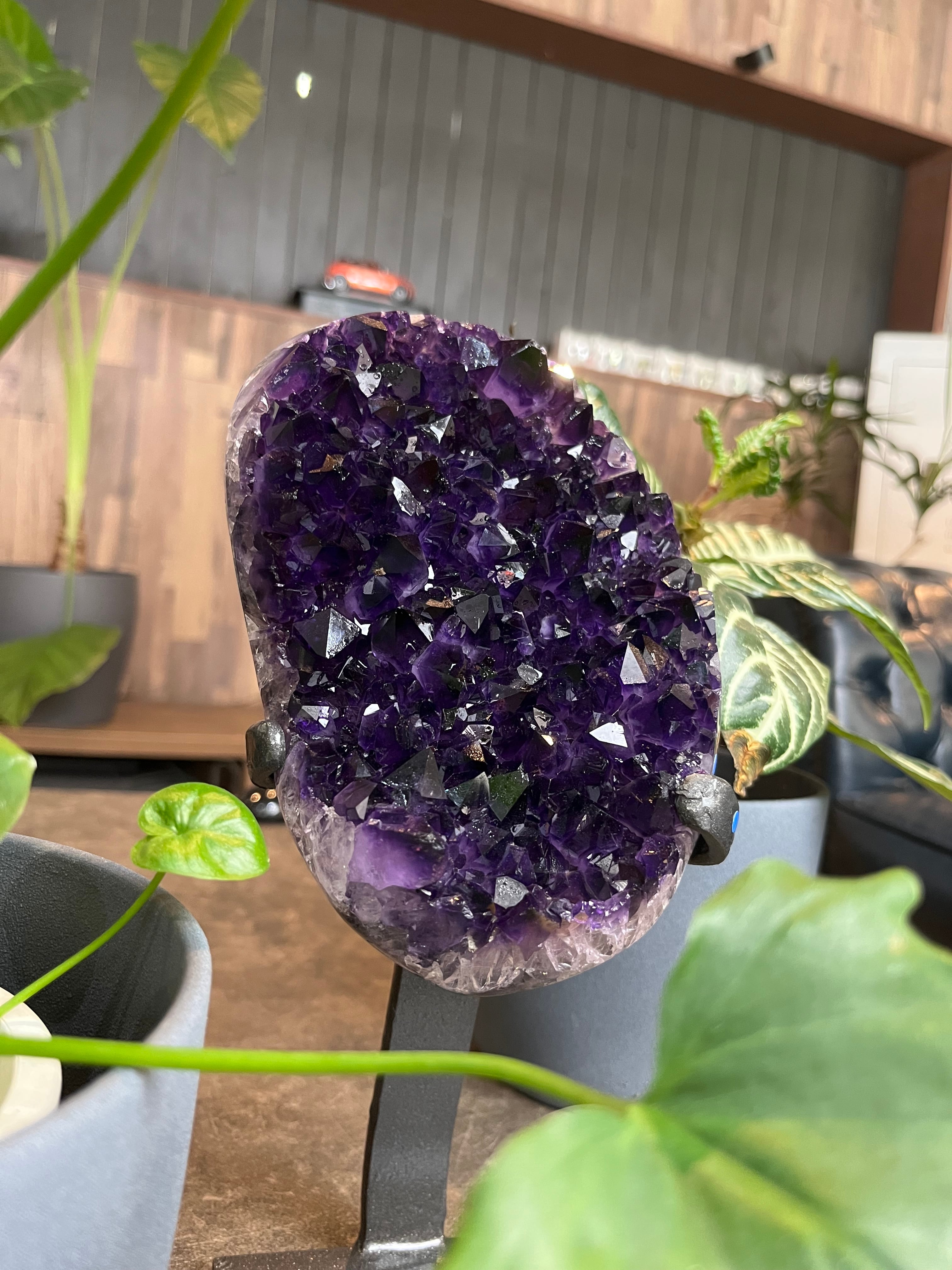 限られた空間にも、静かな結界 アメジストクラスター | 黒蓮 crystal salon