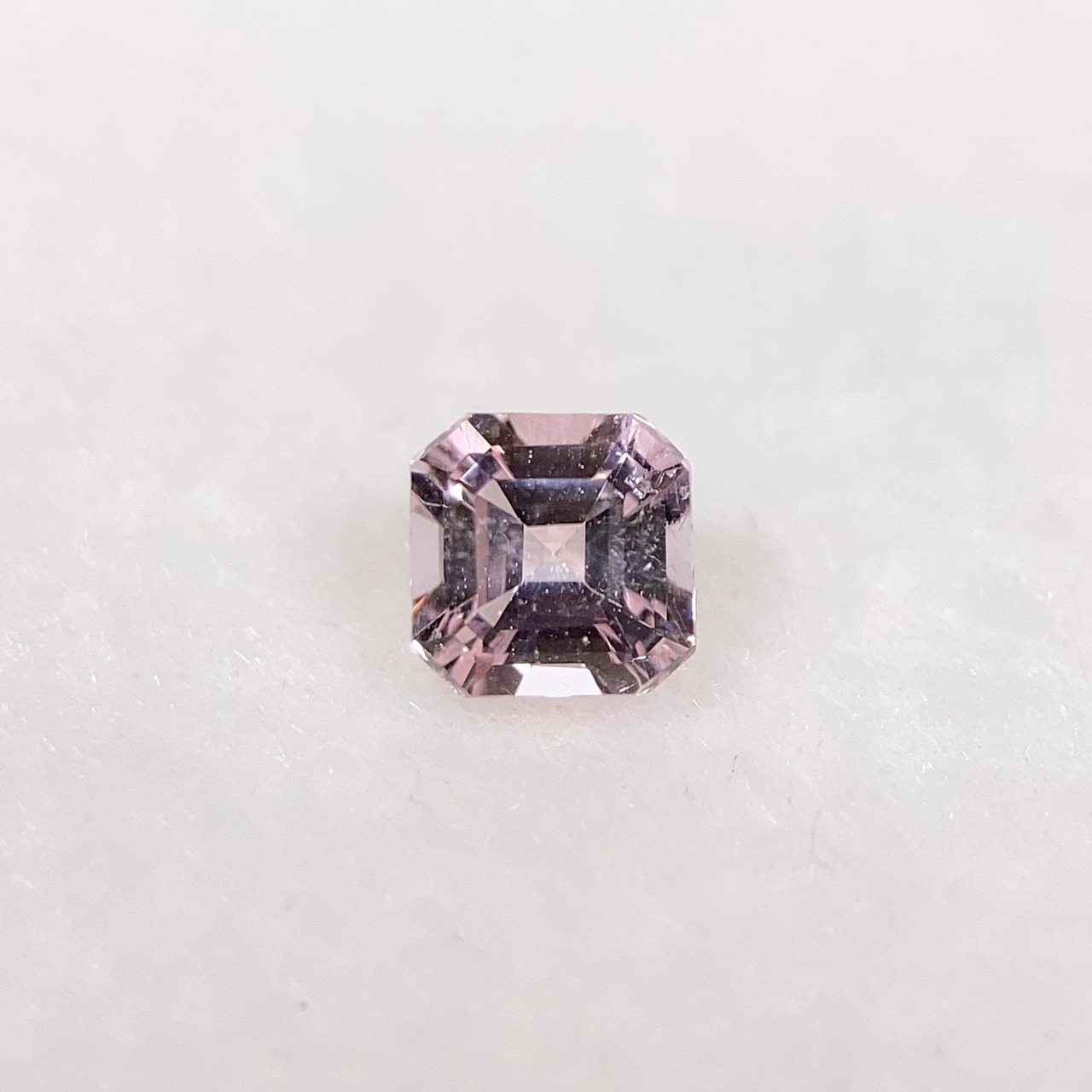 トルマリンの角砂糖  約3.9mm*3.9mm H2.8mm r-0460