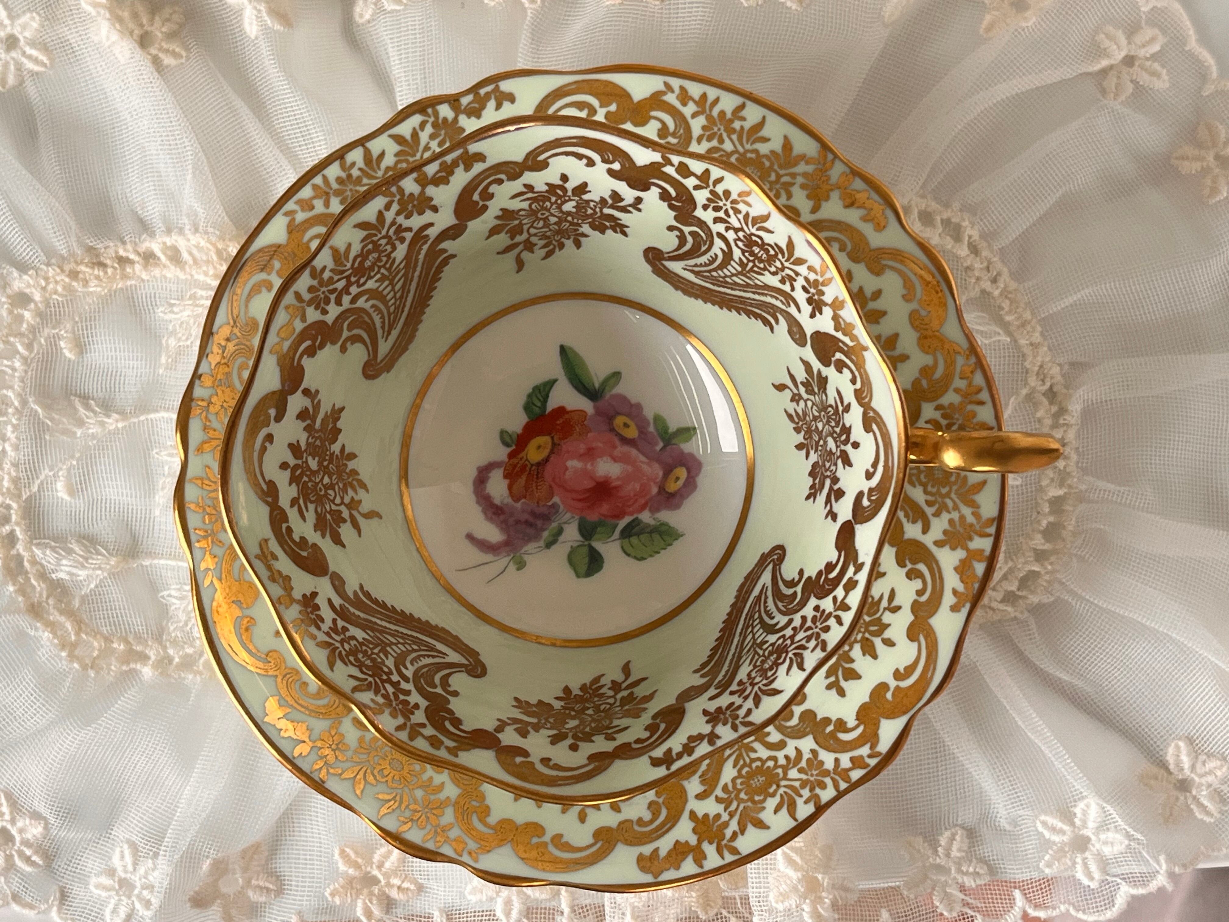 パラゴン 金彩が豪華なライムグリーン素地の花柄カップ＆ソーサー