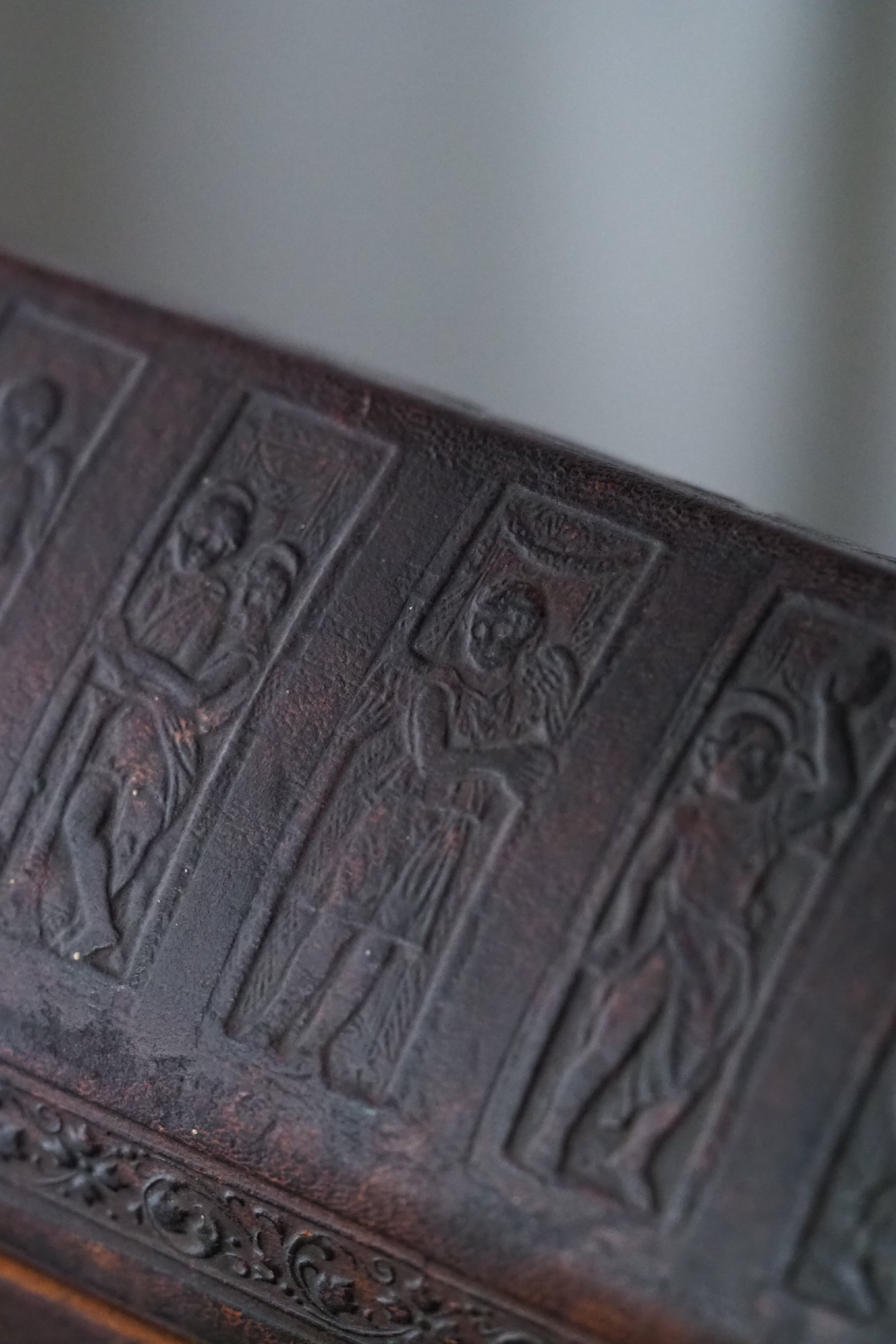天使と花綱 革の小箱-antique leather box | アンティーク