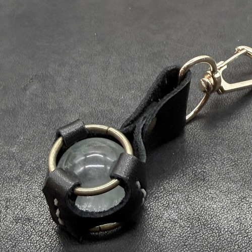フローライト丸玉×黒の本革レザーキーホルダー｜ブラックライトで青く光る・手縫い【送料無料】［P-KH-BM］｜画像5