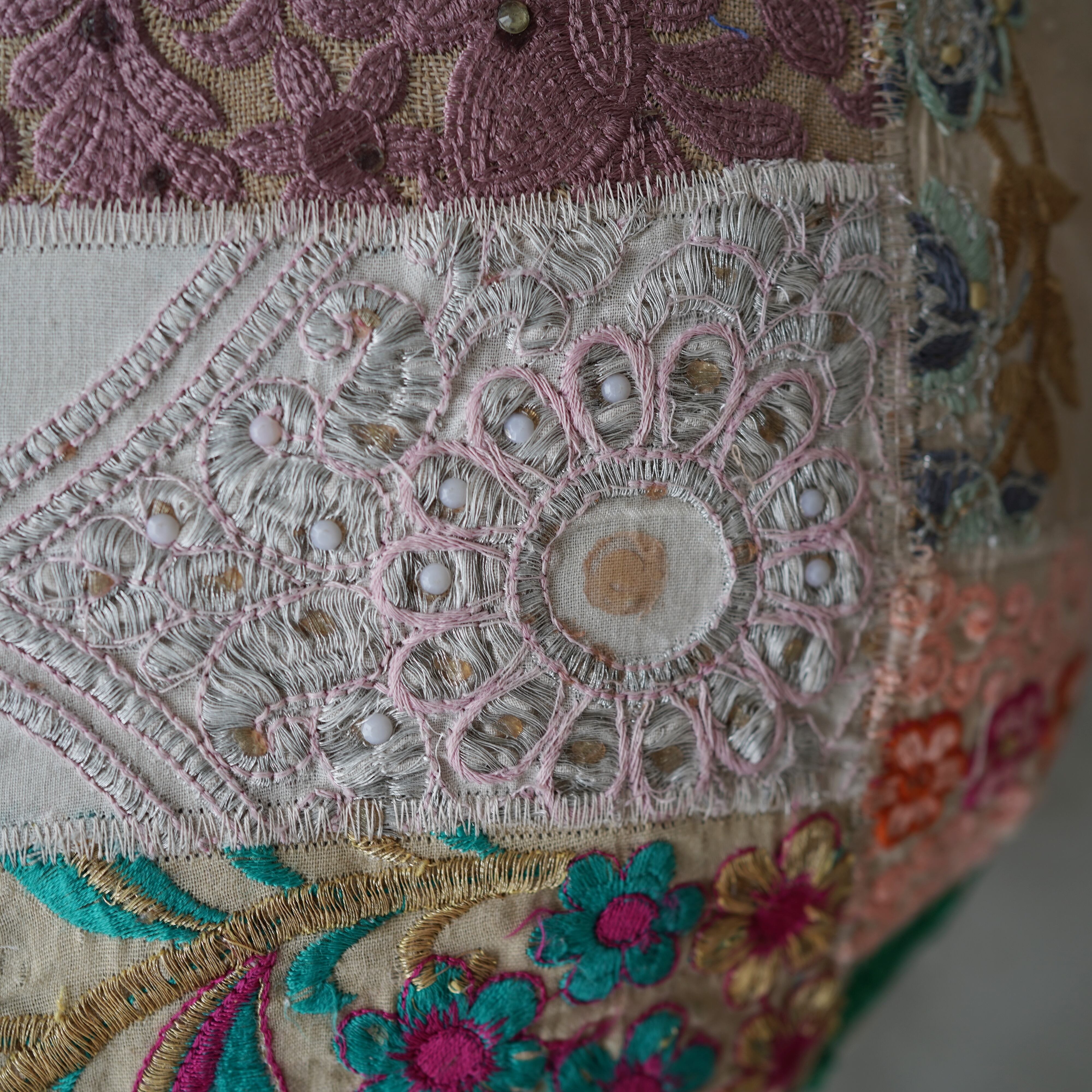 ザリ刺繍パッチワークスツール | Sweet Things