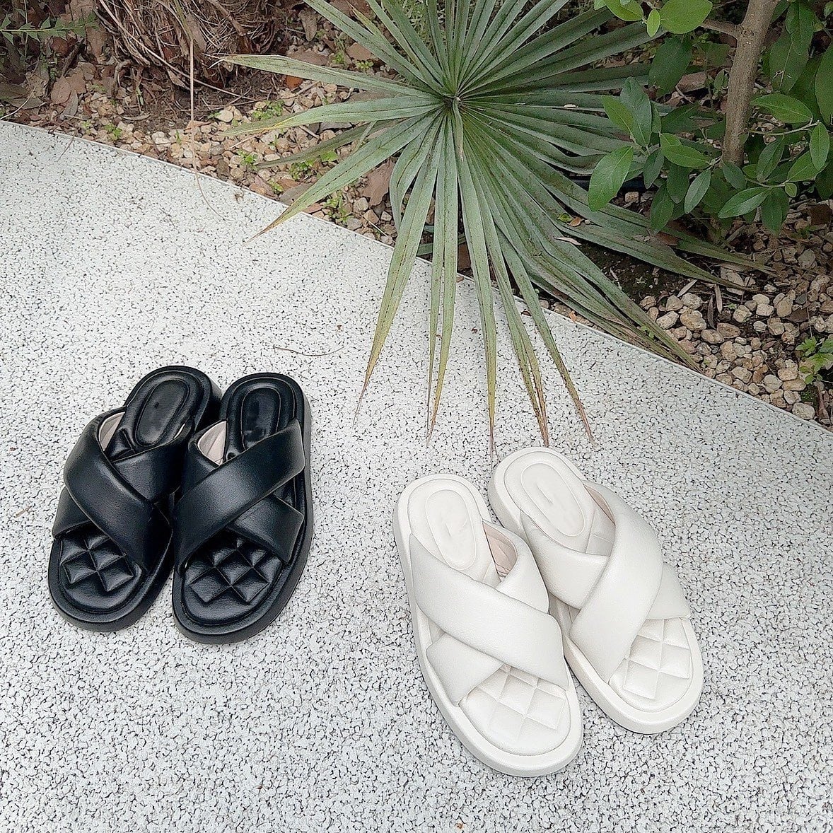 Volume cross sandal / white, black (7月中旬頃発送予定)