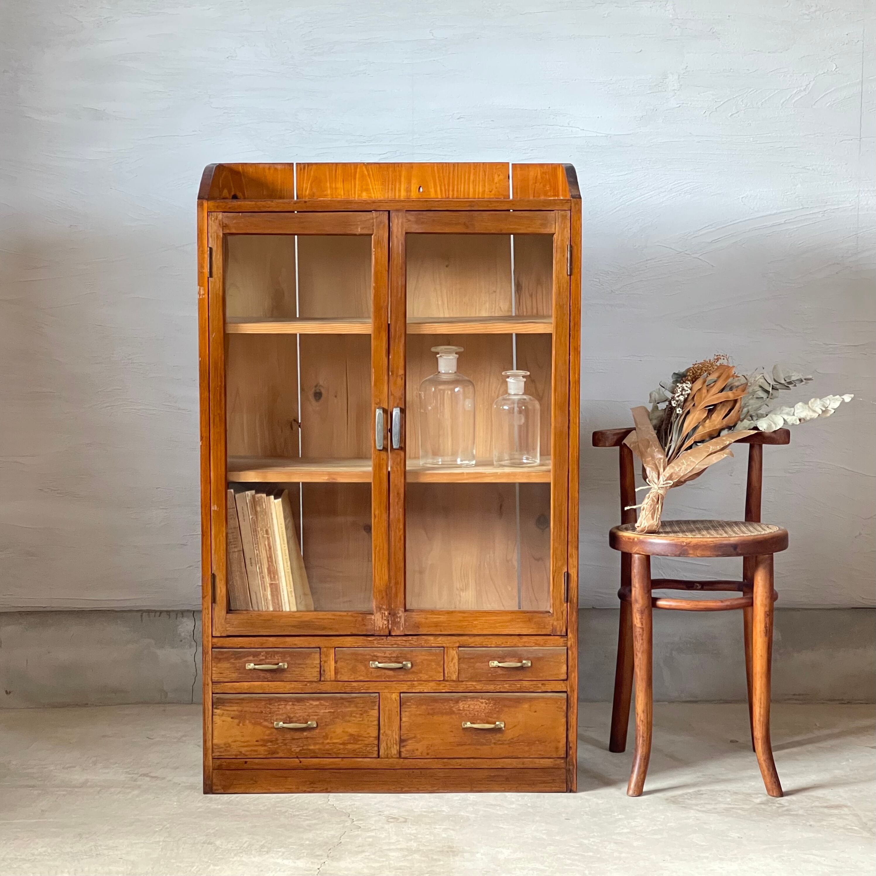 古い開き戸のキャビネット