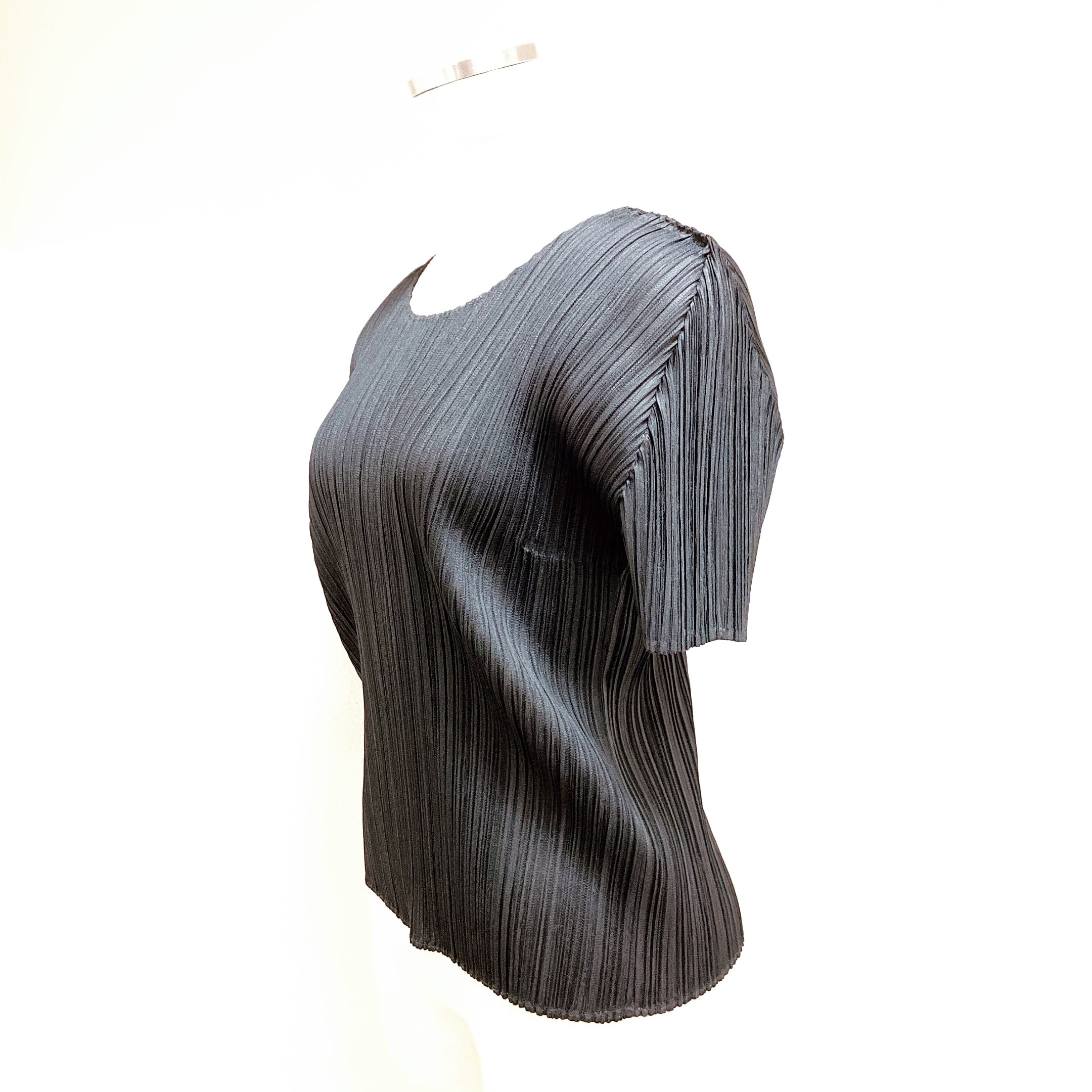 イッセイミヤケ　プリーツプリーズ　半袖トップス　黒色　ISSEY MIYAKE PLEATS PLEASE 美品