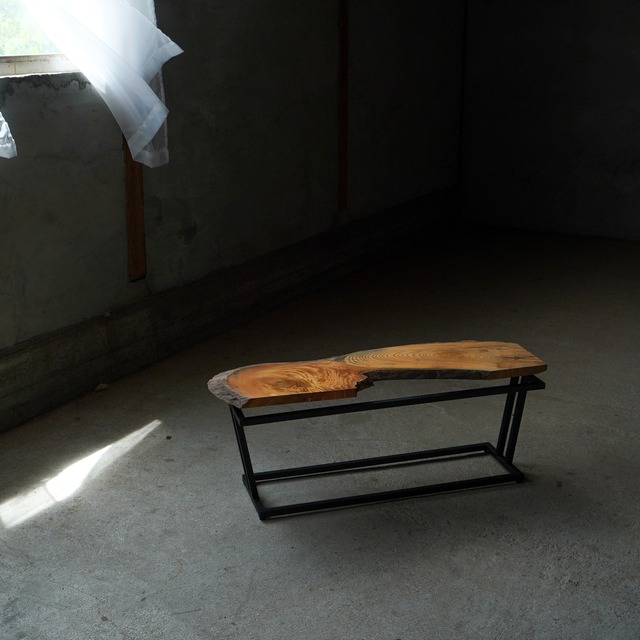 曲線が美しい個性豊かな欅の一枚板を浮かせたローテーブル