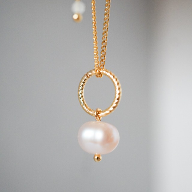 卒業式などセレモニーに最適な真珠のデザインネックレス