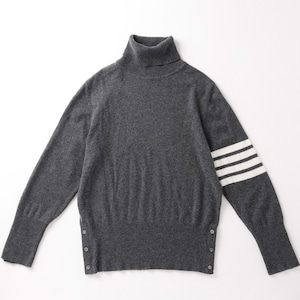 【定価22万】THOM BROWNE special cashmere 4BAR classic turtleneck sweater Made in Scotland Size4 gray ／ トムブラウン カシミア 4BAR クラシック タートルネック セーター 未使用品  スコットランド製 サイズ4 実寸L~XL グレー