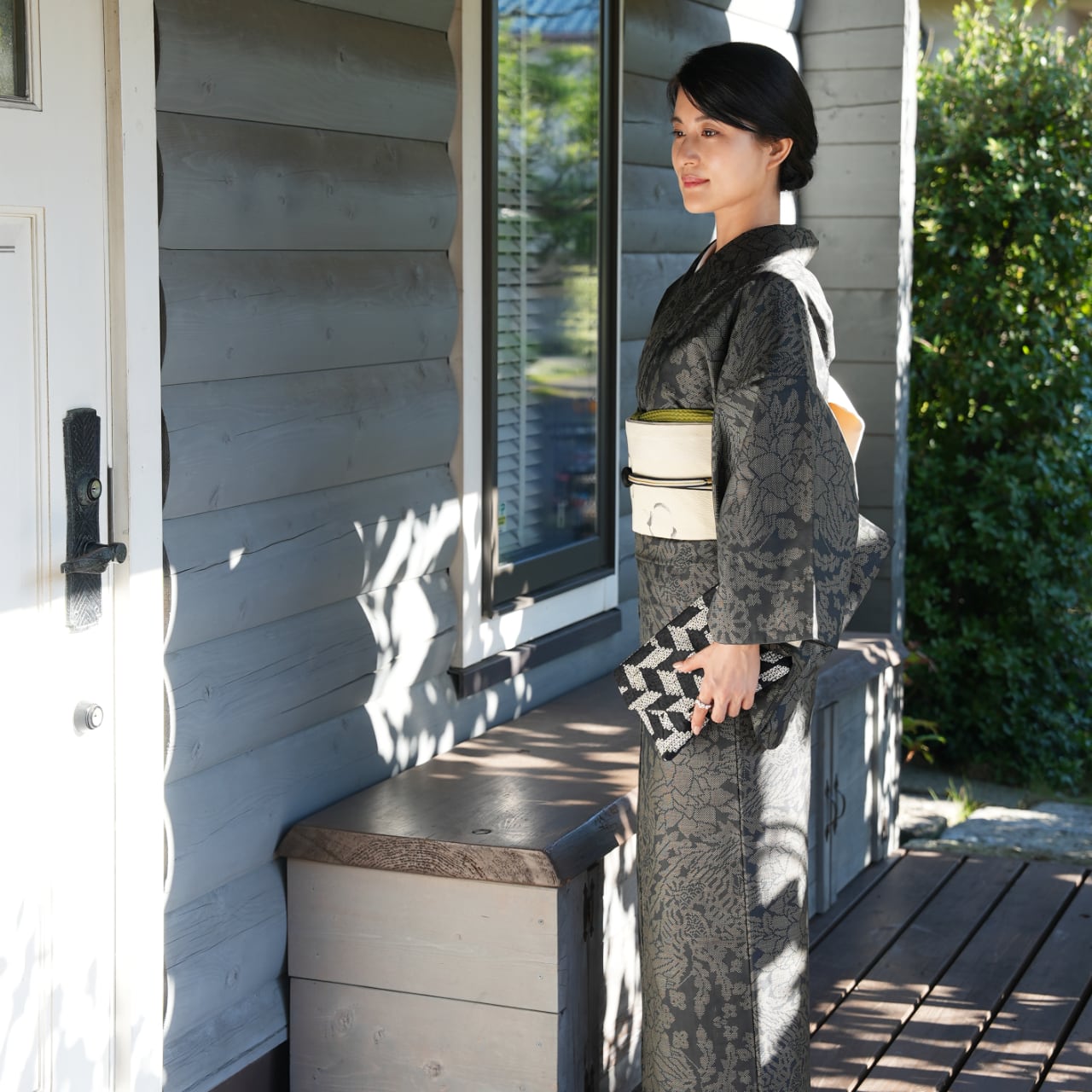 大島紬（袷）黒地に草花の抽象柄／手縫い仕立て・美品！ | SELECT