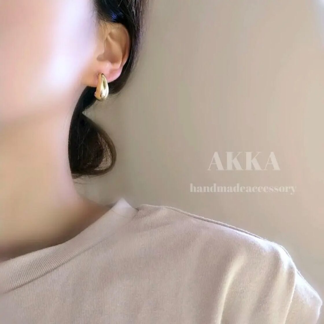 Gold drop earrings ゴールドドロップの樹脂フープイヤリング 樹脂 