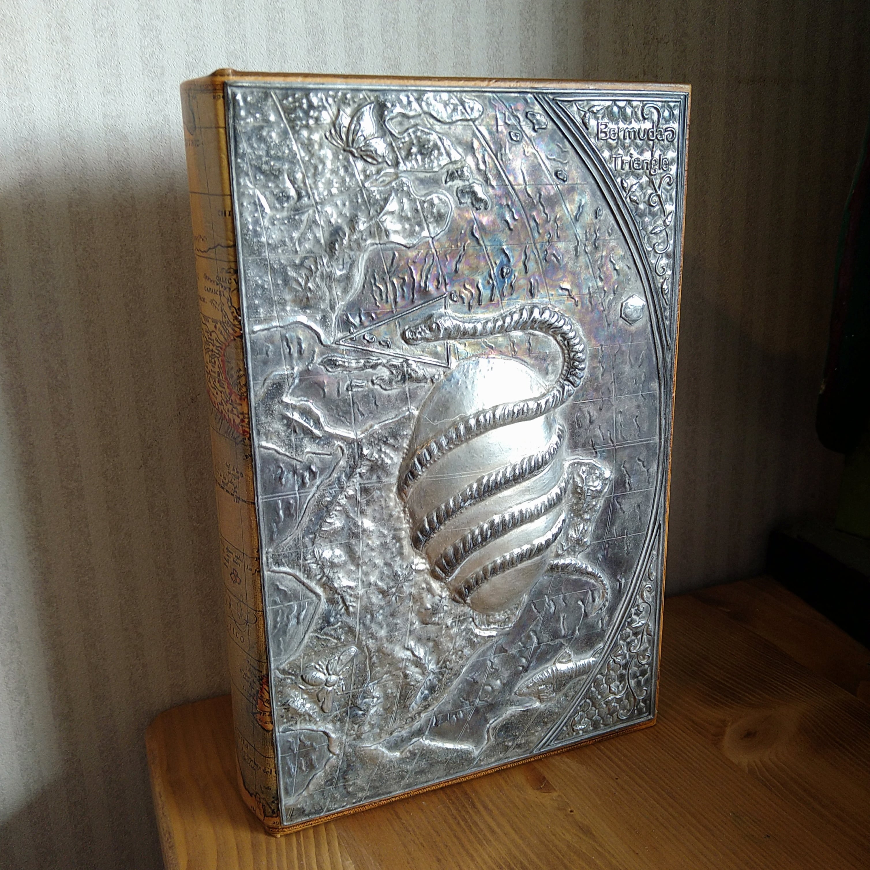 蛇と卵 本型オブジェ Snake and egg Book type of object | Alcana Millux