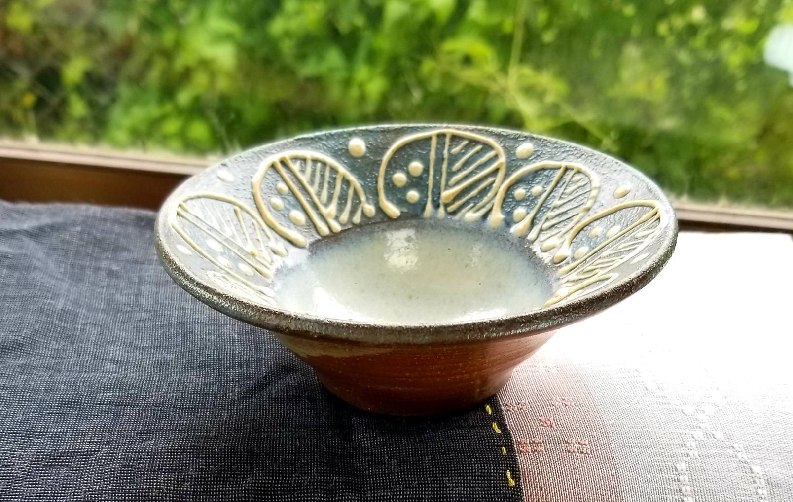 k19 菓子器　菓子鉢　2入　　青い陶器皿 金色の花模様　年代物 小鉢いっちん花模様 | 陶芸工房かみや公式オンラインショップ