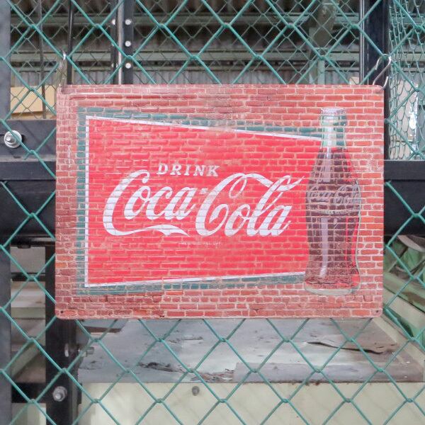 海外直輸入】エンボス メタルサインCOCA-COLA BRICK【コカコーラ