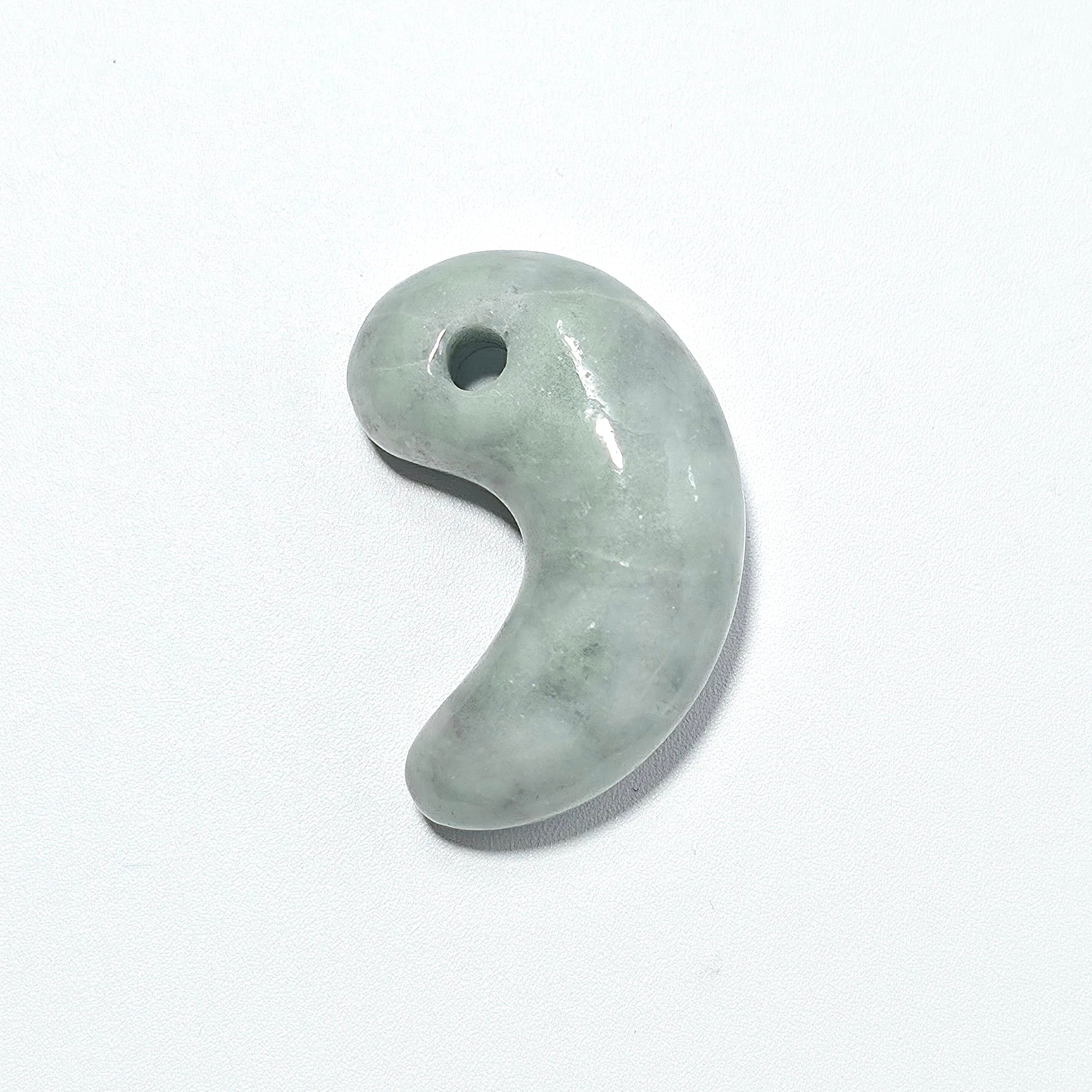 緑色 アイスジェイト:勾玉:糸魚川翡翠 MT0234 | 糸魚川翡翠工芸家 赤羽