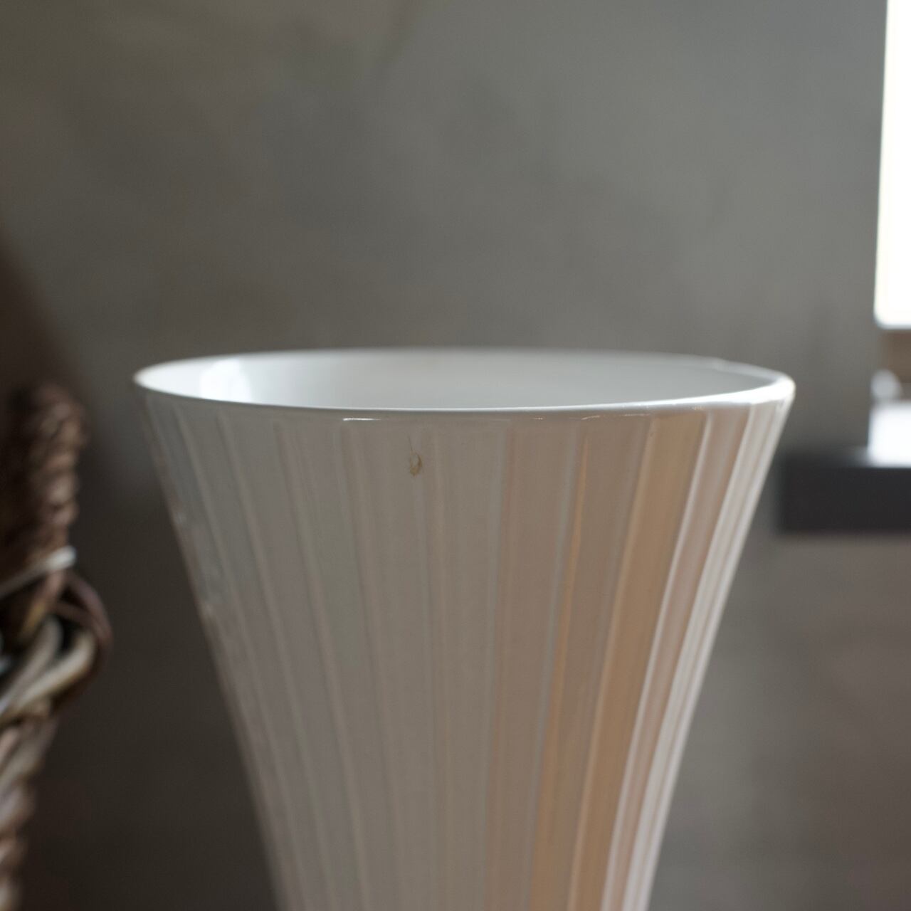 花柄の陶器花瓶 Flower Vase / フラワーベース〈花瓶・花器・ディスプレイ・ドライ
