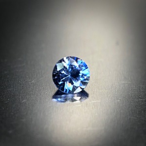 クールな青にファイアの煌めき 0.078ct 天然 ベニトアイト